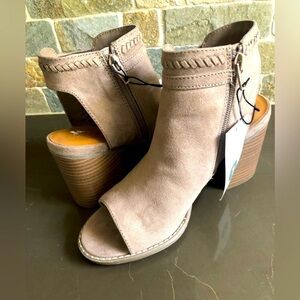 Universal Thread Jazlyn Whipstitch Heeled Pumps